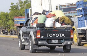 Esta imagen es elocuente. Los agentes de la Policía de Tránsito deberían impedir escenarios como éste, a pesar que la ley no castiga a los conductores que llevan pasajeros en la tina. LA PRENSA/ G. MIRANDA